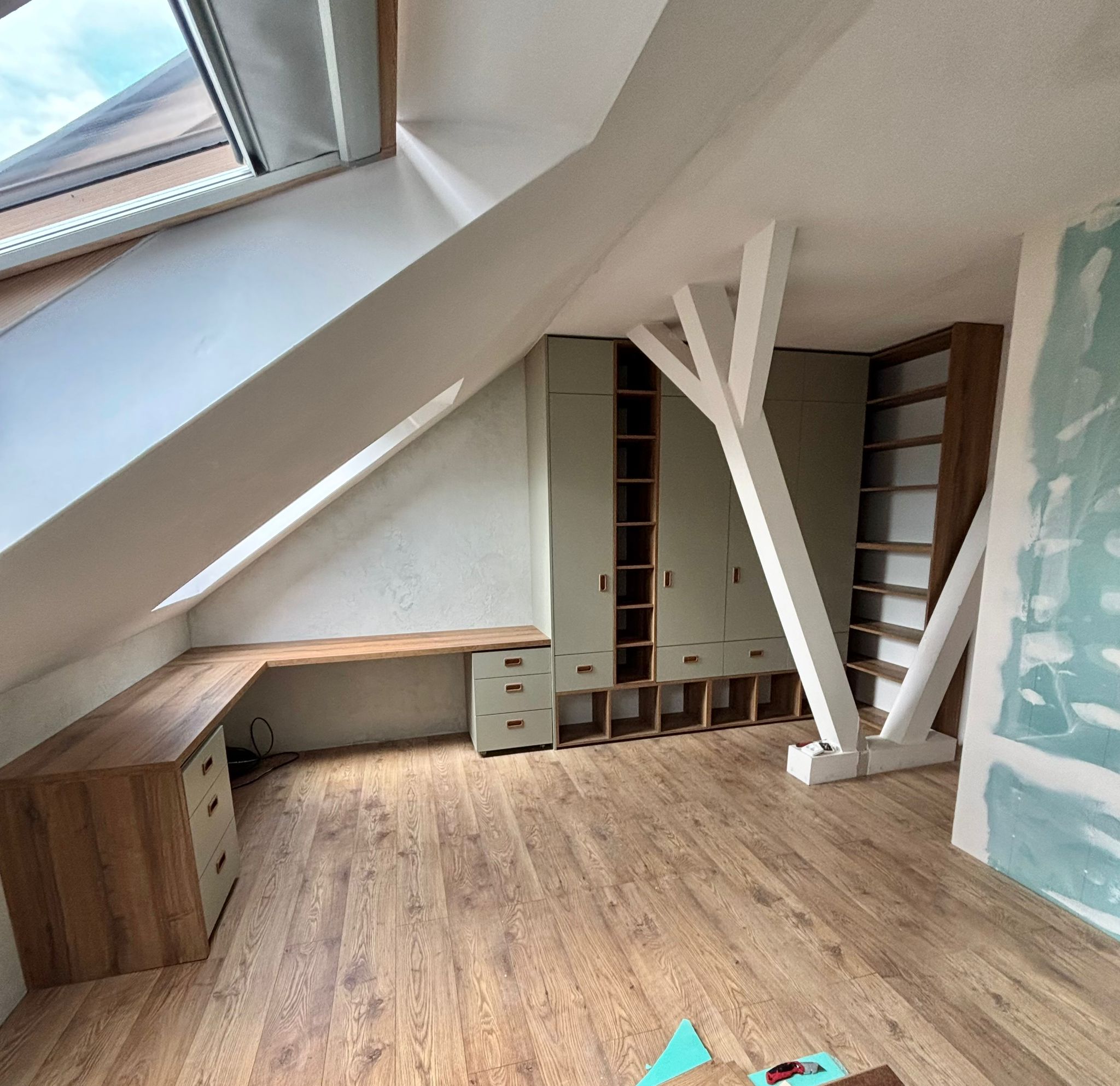 Pracovny a vestavěné skříně